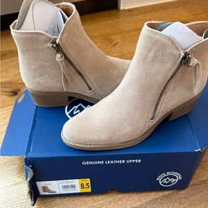 White Mountain genuine leather tan bootie. 8.5M